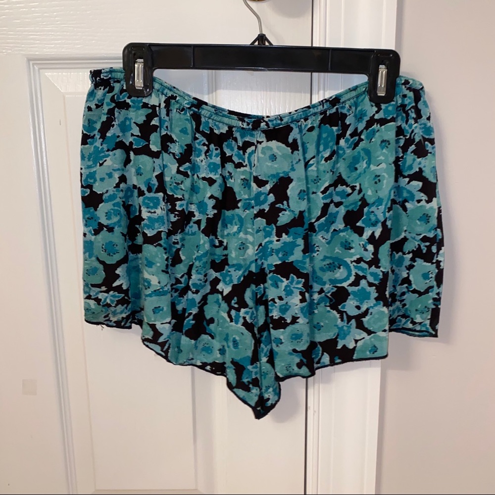 VOLCOM Floral Shorts - Picture 2 of 5